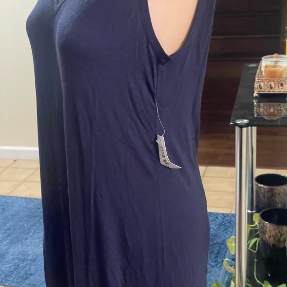 Elegant Black Sleeveless Dress - Picture 4 of 6